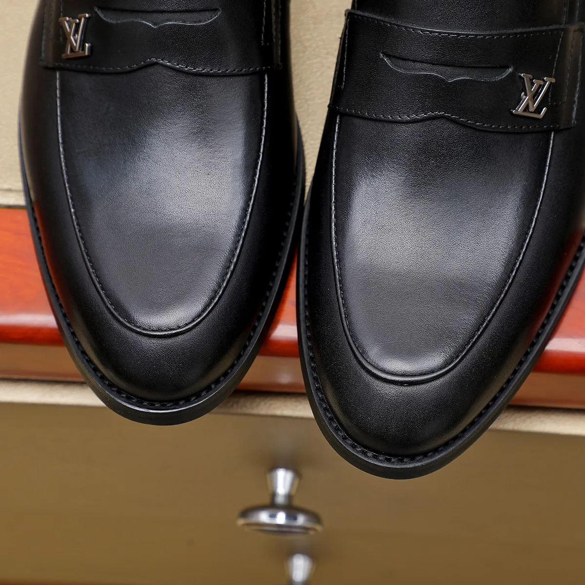 Men's Men's Shoes 💰420 💰[Louis Vuitton] LV high-end business formal leather shoes! ! Luxurious and elegant style, equal emphasis on practicality and style, professional focus on details and quality, counter original 1⃣️: 1⃣️ super accurate reproduction👍🏻! Material: The upper is made of imported original soft 🐂cowhide ➕imported first-layer sheepskin lining. Original anti-slip and wear-resistant outsole! Code number: 39--45, (38.46 custom-made) Large quantities in stock!